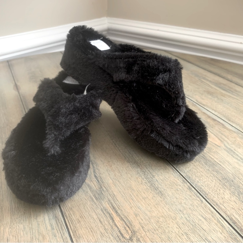 Crown & Ivy “Tessa” Faux Fur Flip Flop Sandal Size 8.5 New Without Box